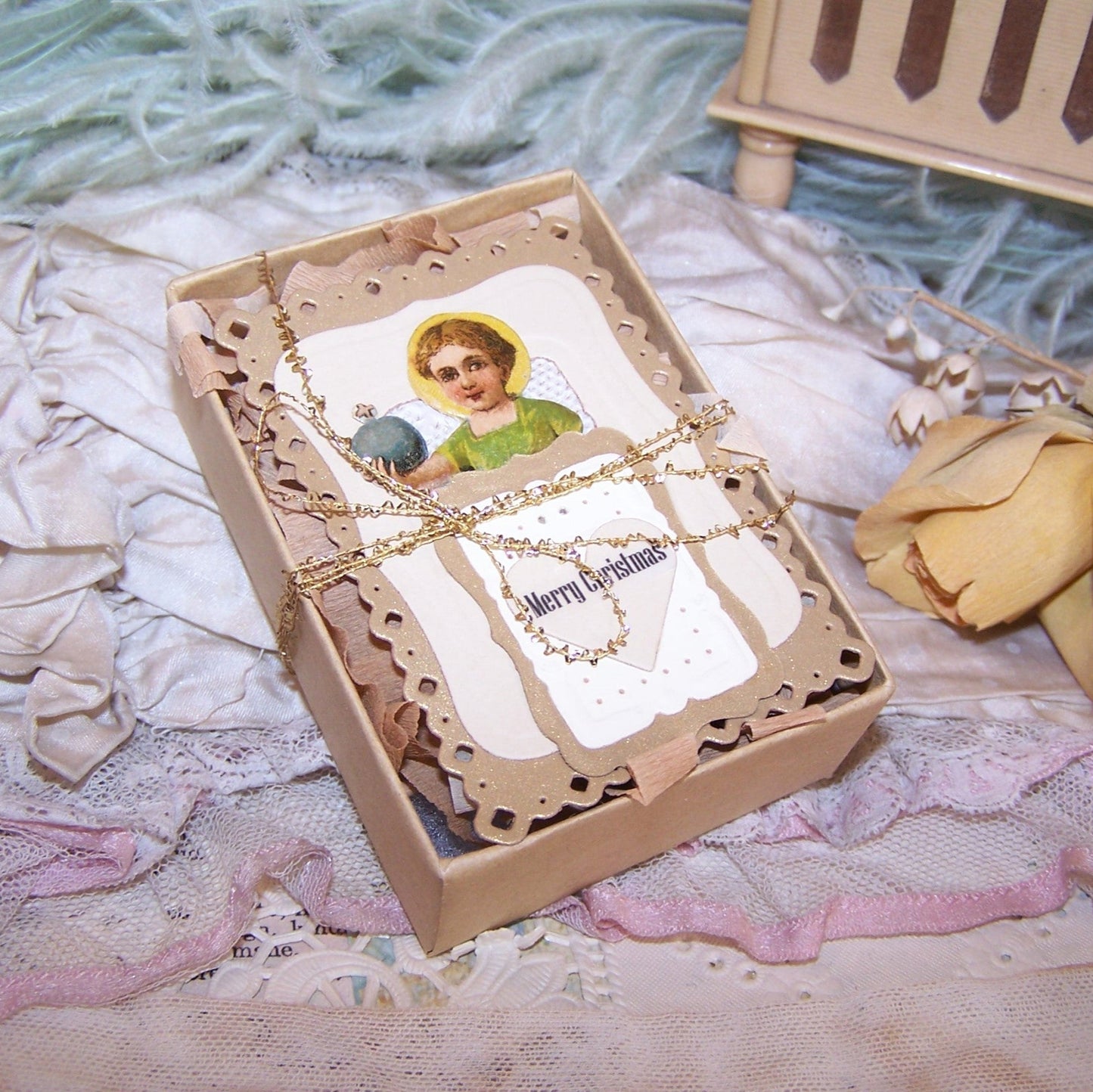 Victorian Inspired Gift Box - MERRY CHRISTMAS with Gift Tag