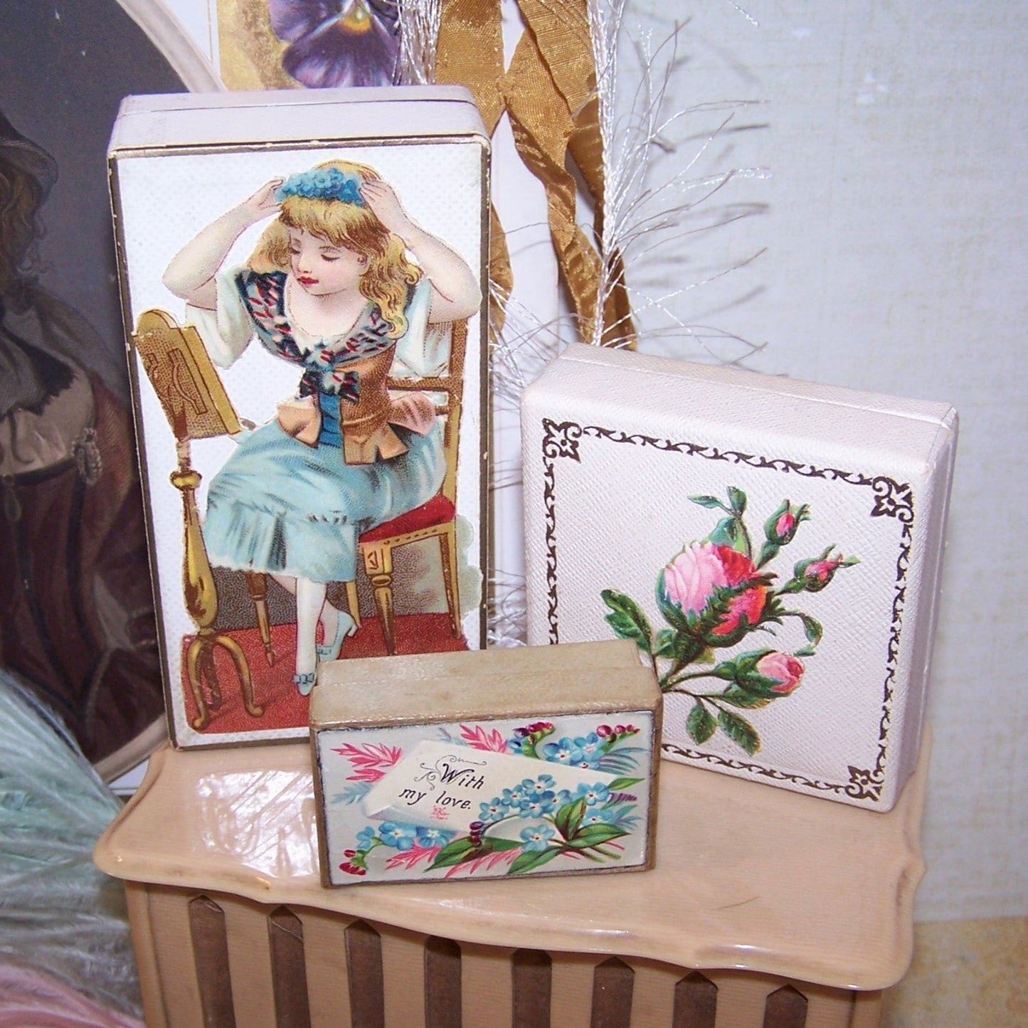 Cream Silk/Velvet Jewelry Box for Pin Brooch - Jaccards St Louis MO | Pink Roses Top